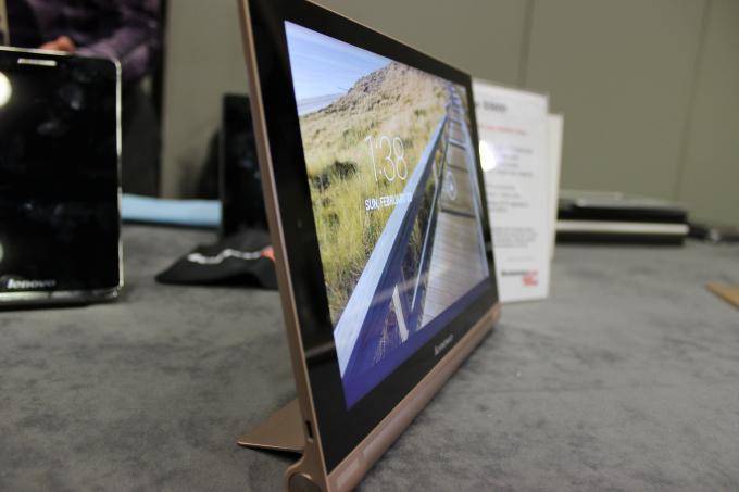 Praktyczne wideo dotyczące Lenovo Yoga Tablet 10 HD + - stylowego tabletu z podpórką